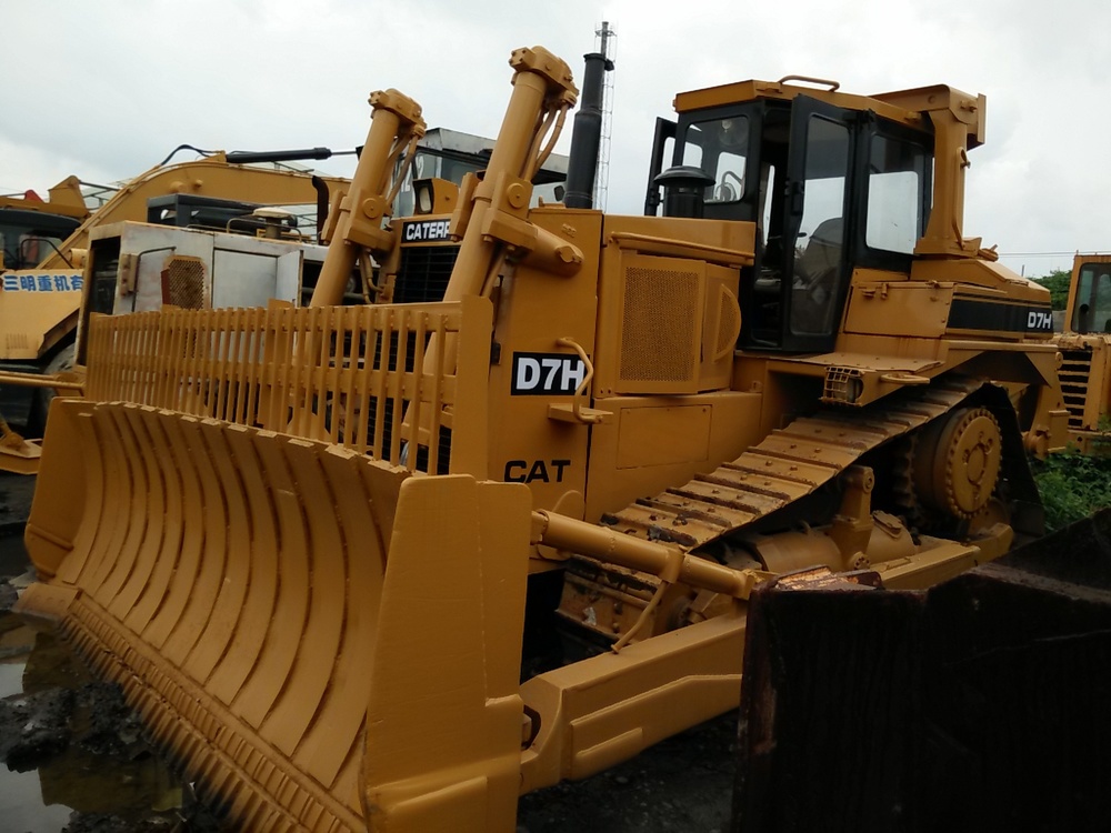 Used construction machine CATERPILLAR D7H bulldozer