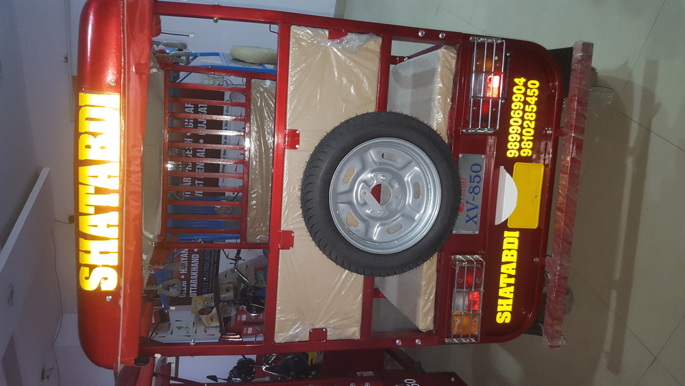 loading e - rickshaw