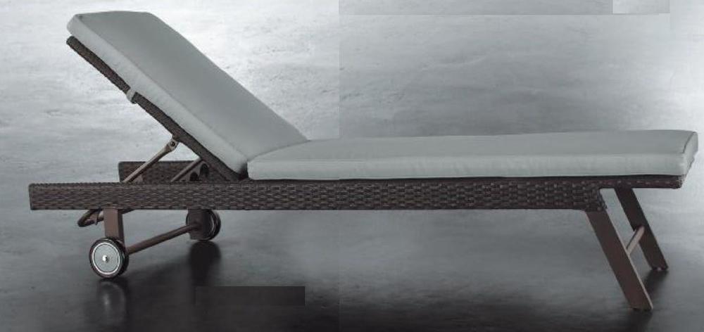 Pool Side Lounger With Wheel
