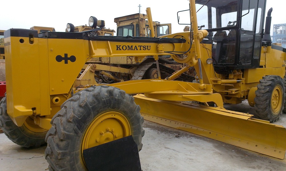 Komatsu GD511 Grader - 26ft x 7.7ft x 9.1ft, 101kW S6D95L Engine, 10.8T Weight, Precise Grading and Durable Build