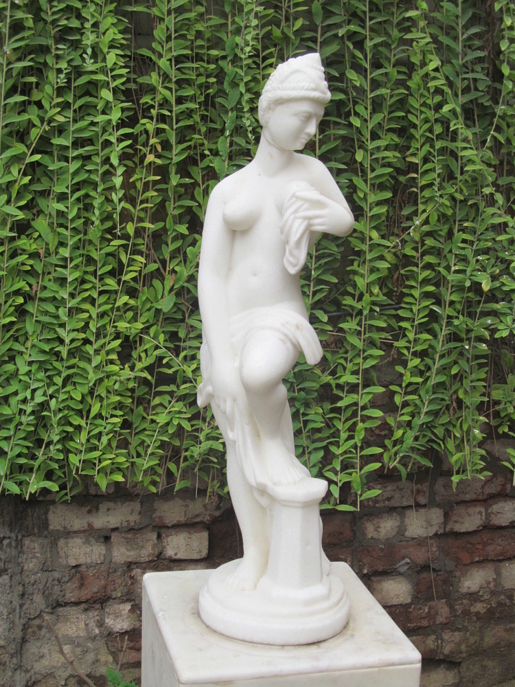 Naked Woman Statue