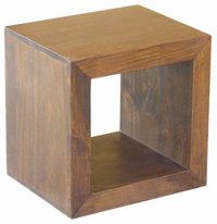 Un cubo de madera del agujero