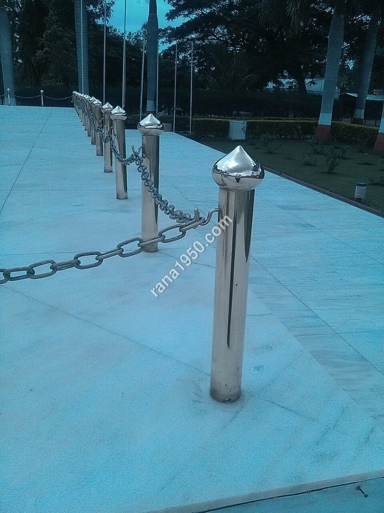 Parking Poll Vip With Brass Chain