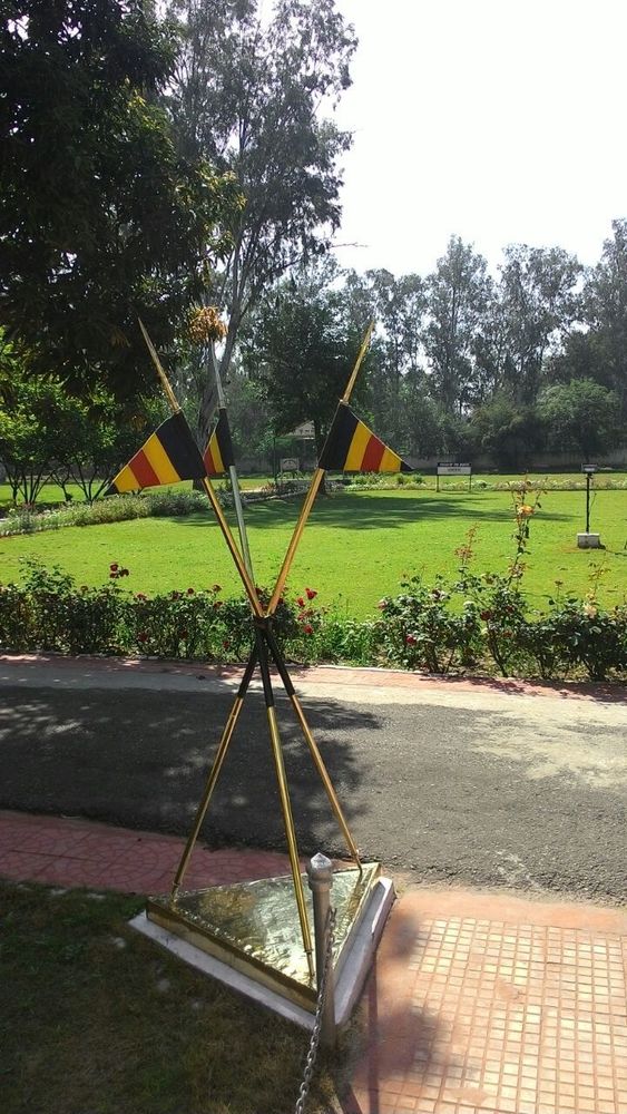 ARMY LANCER BRASS WITH 6 POLL,SIGN BOARD