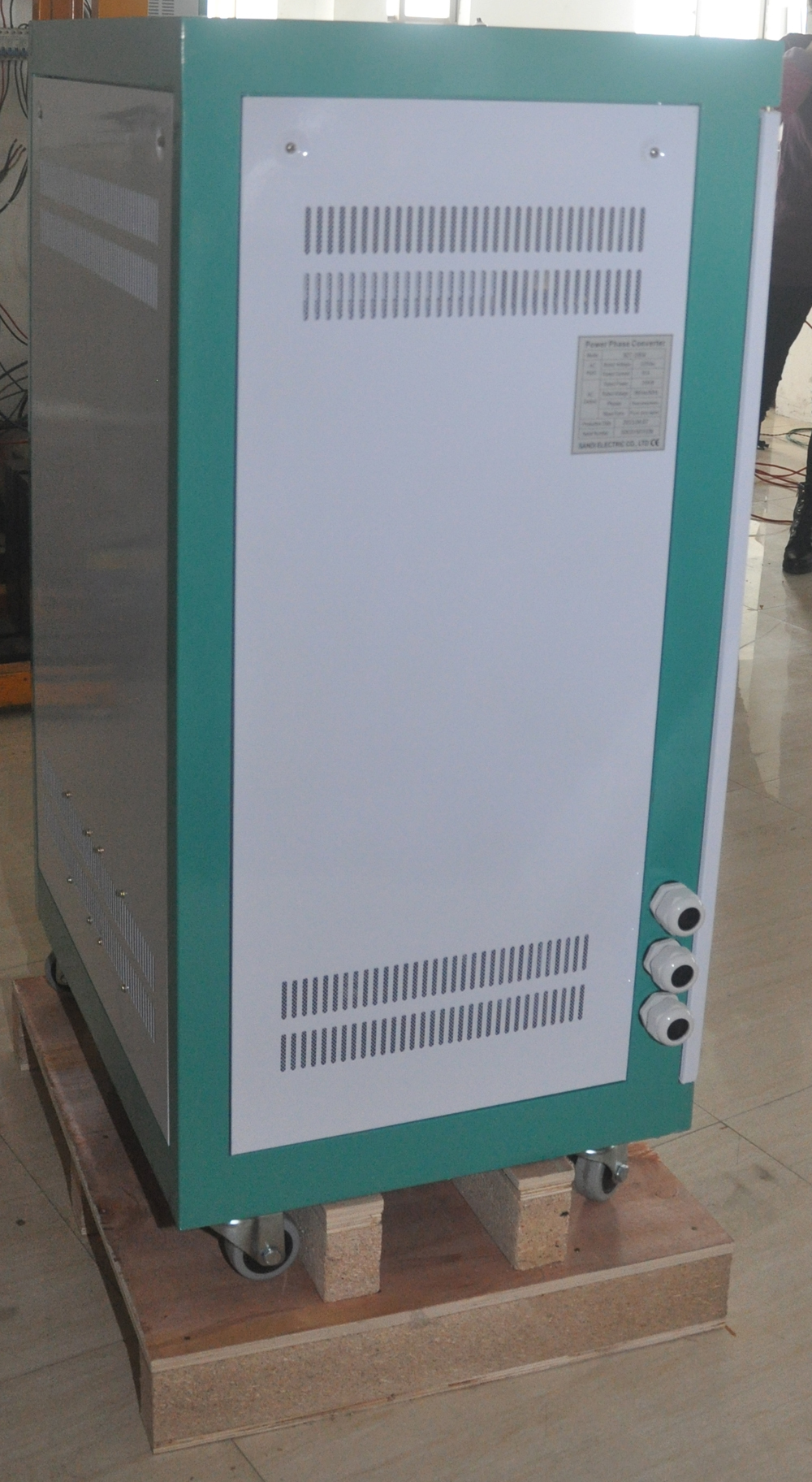 Three Phase Output Type AC Inverters for Motors
