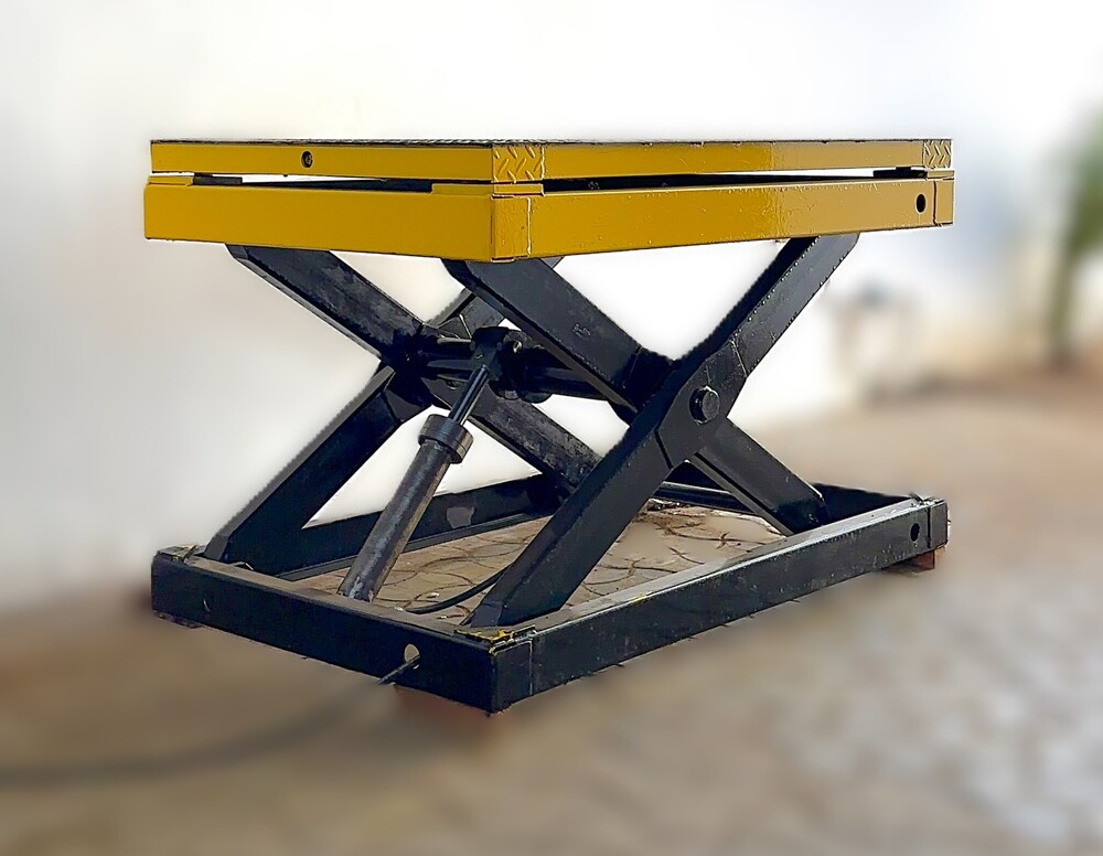 Automobile Elevator - Steel, 2.7m x 6m Dimensions, 5000kg Capacity | Hydraulic Scissor Lift, Noise Level 10dB, VVVF Drive Type, Max Height 35m, User-Friendly Operations
