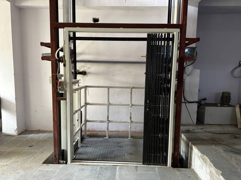 हाइड्रोलिक कार्गो लिफ्ट कार आयाम: 0.6 से 3M