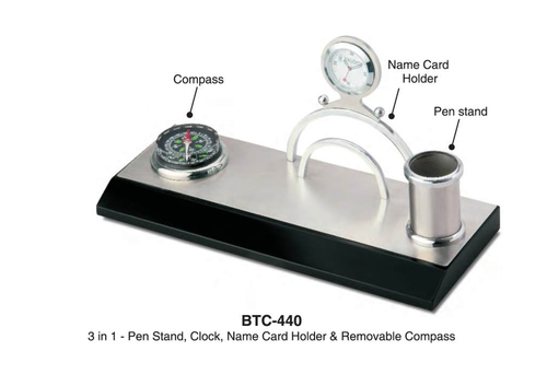 TABLE ORGANIZER WITH A REMOVABLE COMPASS