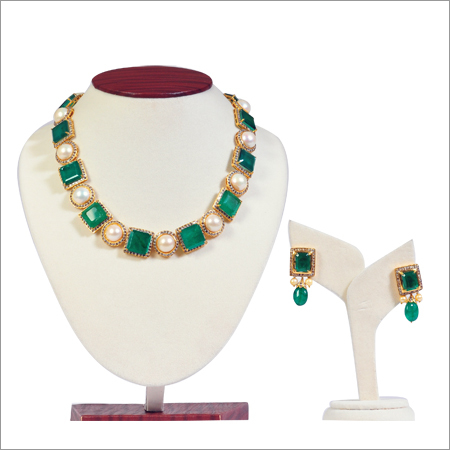 Necklace Set With Diamonds And Green Stones And Real Pearls