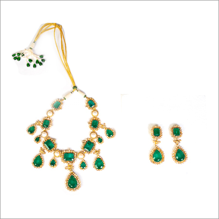Necklace Set In Diamonds And Green Stone