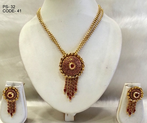 Antique Pendant Set - Metal Alloy 25 mm Pendant Diameter 45 cm Chain Length Gold Color | Elegant Appeal Antique Look Durable Material Stylish Design