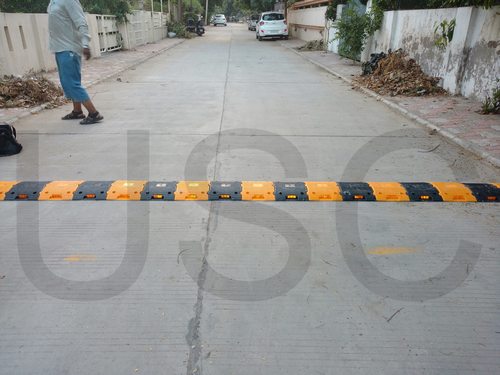 Plastic Speed Bumps Size: W350Mm X H50Mm X L500Mm