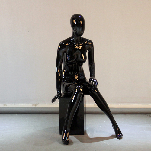 Black oval setting mannequins