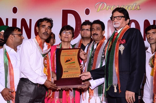 AWARD GIVE TO IRFAN KHAN