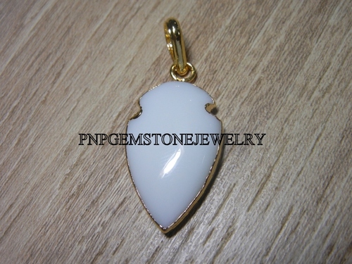 WHITE AGATE ARROWHEAD PENDANT WITH GOLD ELECTROPLATING