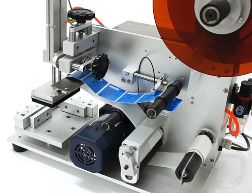 Flat Bottle Labeling Machine