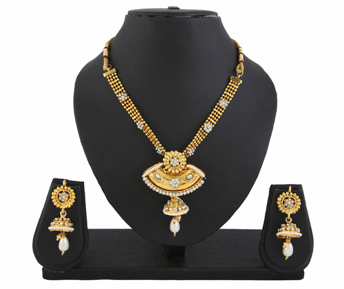 Diva Gold Plated Pendant Earrings Set Gender: Women