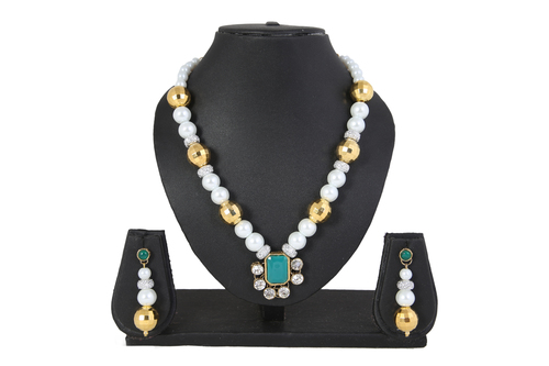 Diva Green Stone Emerald Simulant Choker Necklace Set Gender: Women