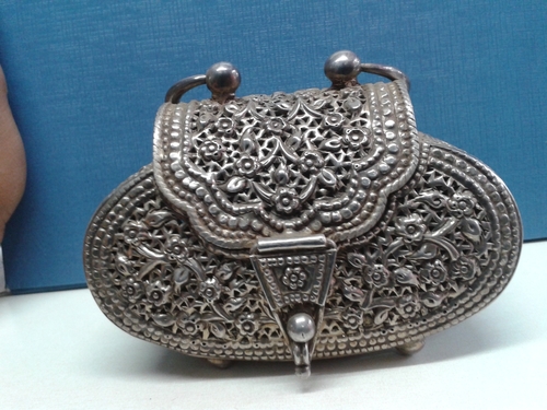 Ladies Silver Purse Size: 8'*5'*3'