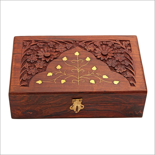 पीतल जड़ा हुआ लकड़ी का बक्सा