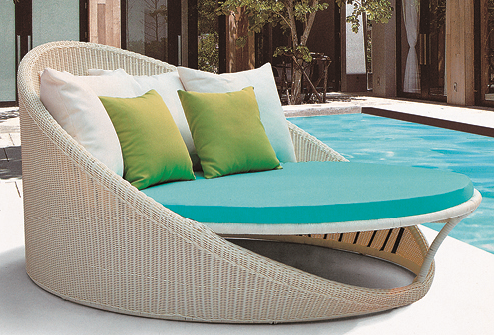 Close Knit Style Wicker Day Bed