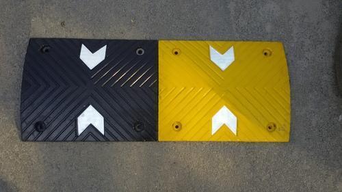 Black And Yellow Arrow Rubber Speed Breaker