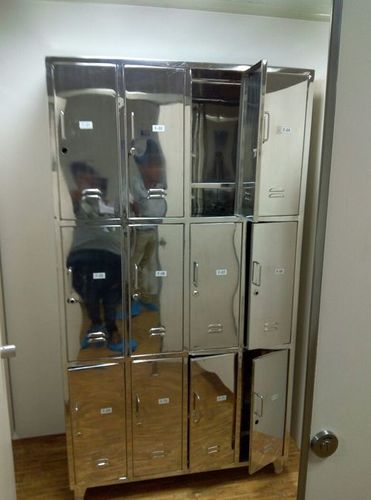Garment cabinet