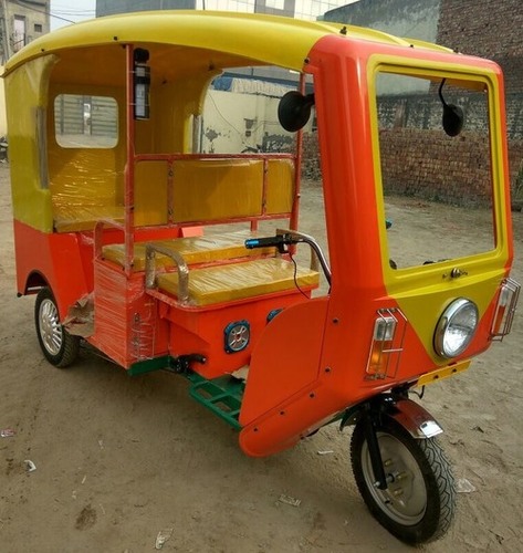 Loading E Rickshaw
