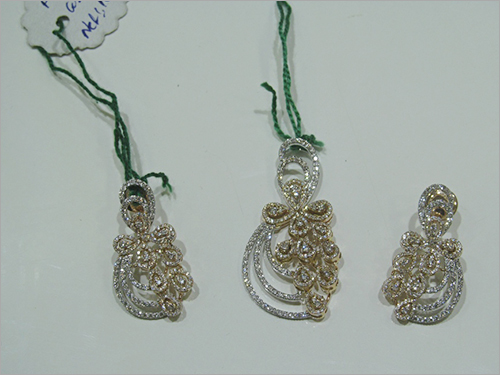 Fashionable Pendant Set