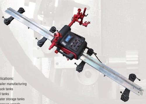 Track welding carriage with oscillator