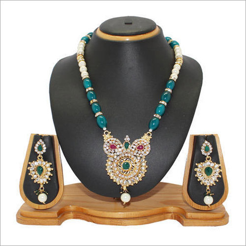 Ladies Stylish Necklace Set Gender: Women