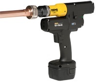 Cordless pipe expander with automatic return