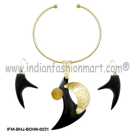 Vulpine Extravagance - Horn Pendant Gender: Women