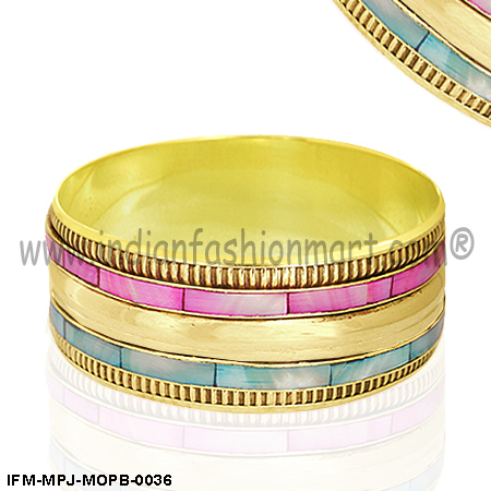 Lovely Dulcina -Mother of pearl Bangle