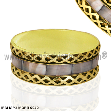 Zorya Incandescence -Mother of Pearl Bangle