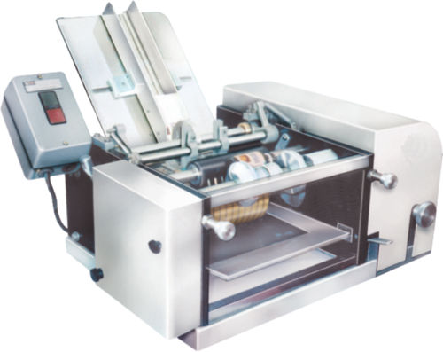 SEMI AUTOMATIC WET GLUE LABELLING MACHINE