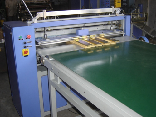 KNIFE PLEATING WITH CONVEYOR