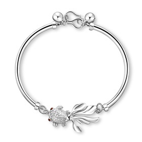 Fashionable silver bracelet
