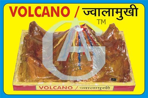 MODEL OF VOLCANO WITH SMOKE CHINESE