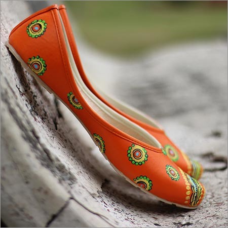 Trendy Hand Painted Traditional Punjabi Jutti for