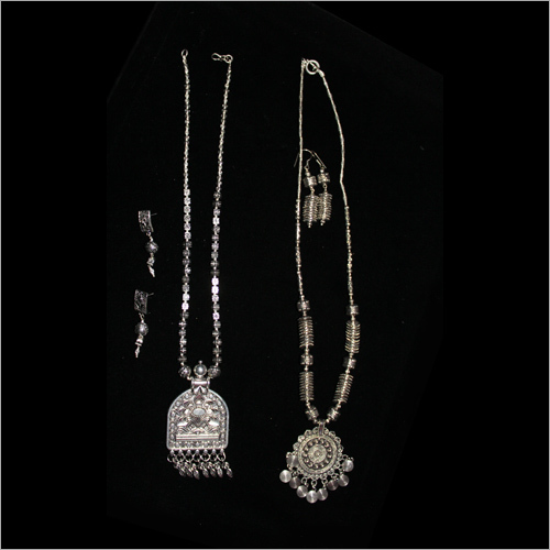 Trendy Black Metal Necklace Set