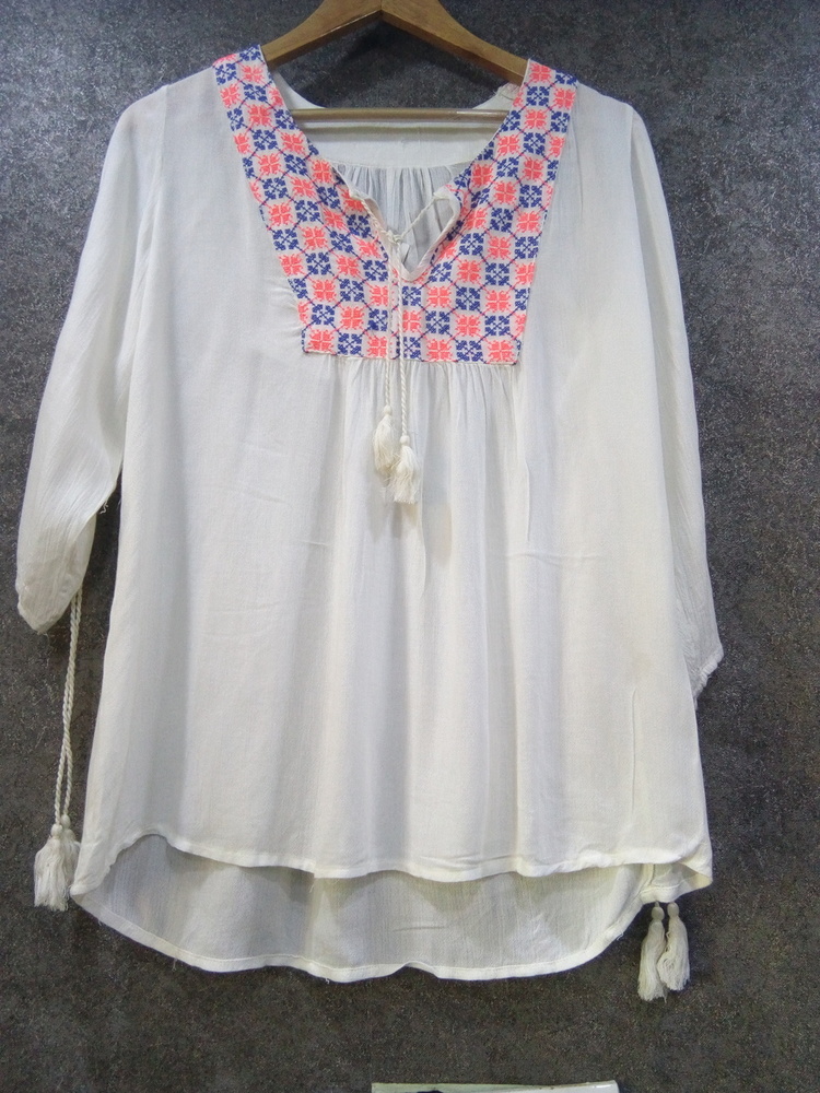 महिला डिजाइनर शीर्ष