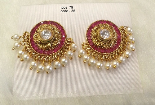 कान की बाली सबसे ऊपर है