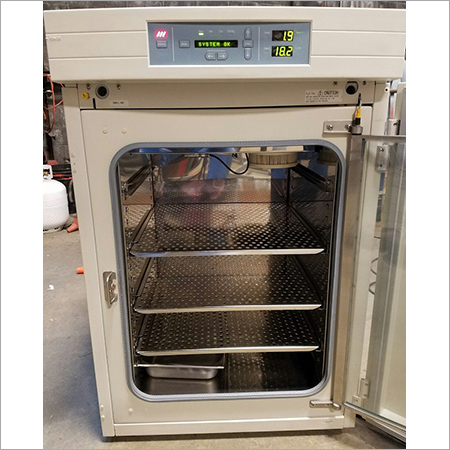 CO2 INCUBATOR INSIDE