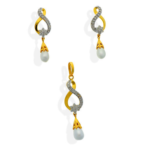 Diamond Pendant Set Diamond Carat Weight: 1.46 Carat