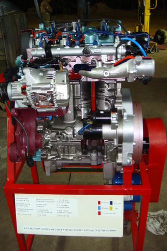 4 stroke 4 cylinder diesel engine ( motor driven actual cut-sectional )