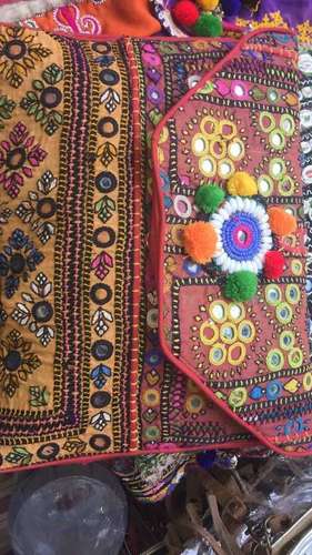 डिज़ाइनर एथनिक लेडीज़ हैंडबैग्स