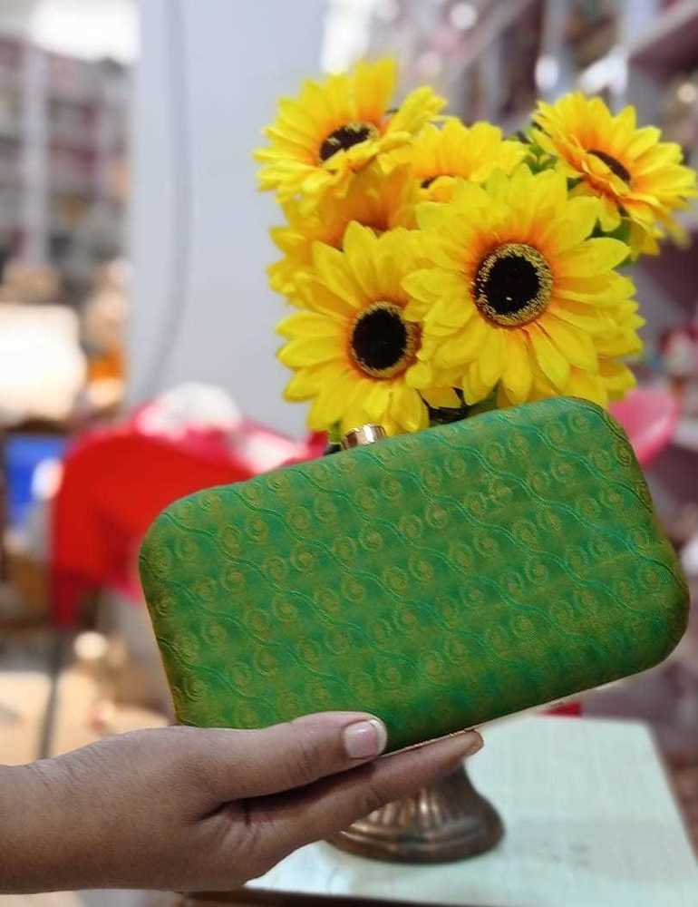 Women'S Green Clutch Online Design: Latest
