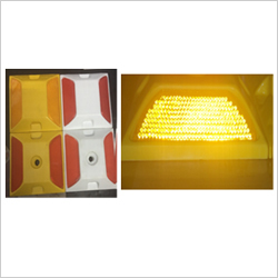 प्लास्टिक रोड स्टड