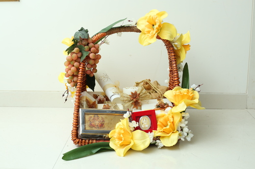 Corporate Giftings Set - Brass Material, 110 x 188 x 20 mm, Yellow and Brown Colors | Customizable Diwali Decorations